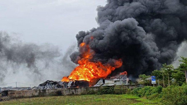 Kebakaran terjadi di sebuah pabrik kasur di Kecamatan Arjawinangun, Cirebon. Api yang menyala sejak Senin malam masih berkobar hingga Selasa siang.