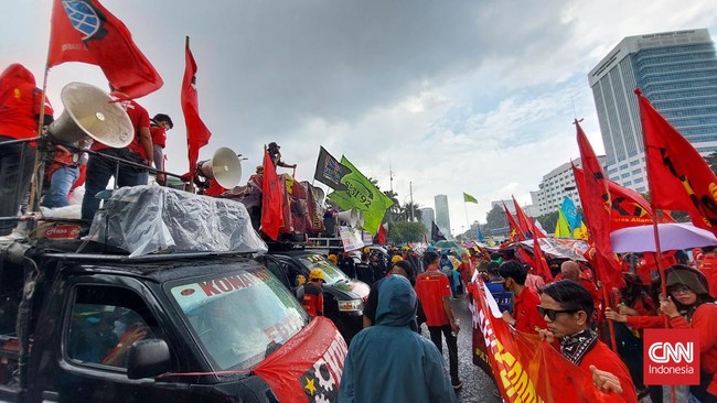 Aksi buruh dimulai sekitar pukul 14.00 WIB. Hujan turun bersamaan dengan massa buruh yang mulai memadati jalan depan Kompleks Parlemen.