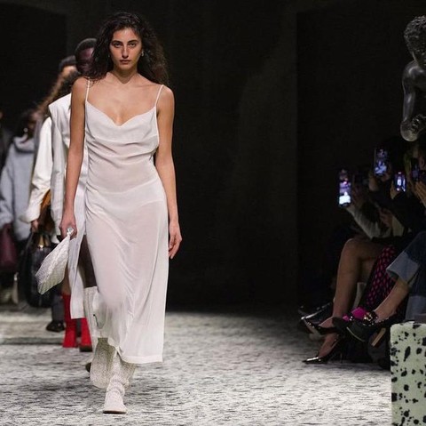 6 Tampilan RM BTS Hadir di Bottega Veneta Milan Fashion Week untuk Pertama  Kalinya, Kenakan Kaos Oblong Rp6 jutaan - Photo