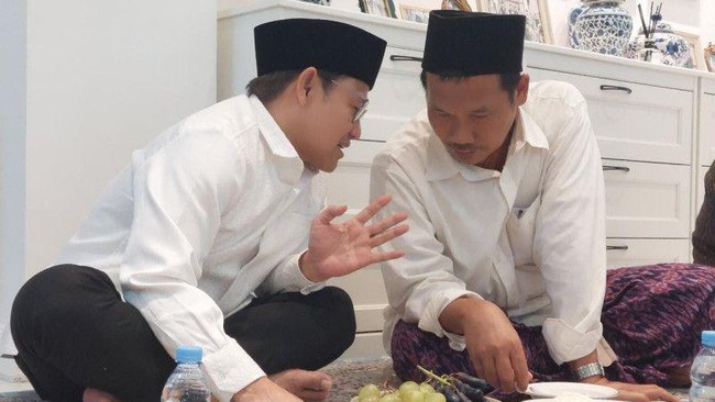 Ketum PKB Muhaimin Iskandar alias Cak Imin bertemu Gus Baha di acara wisuda Pondok Pesantren Al Falah Ploso, Kediri, Jawa Timur.