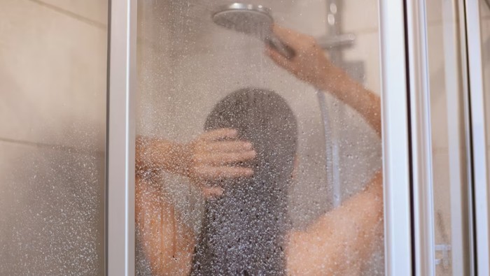 img-title 5 Alasan Mengapa Kamu Harus Mandi Air Dingin Setiap Pagi, Benarkan Bikin BB Turun?