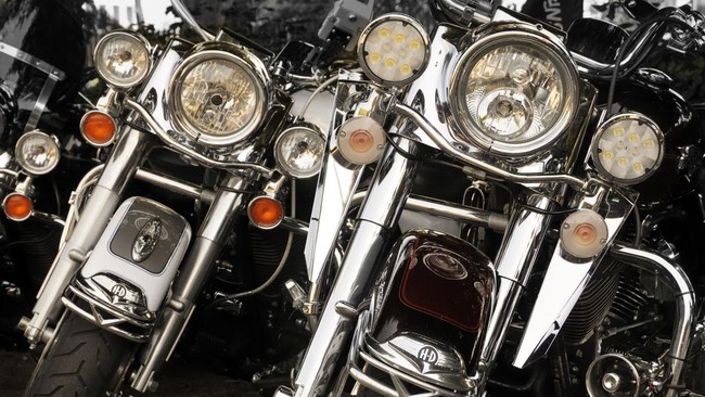 Polisi memburu pengendara sepeda motor Nmax yang diduga menjadi penyebab kecelakaan rombongan Harley Davidson hingga menewaskan pasutri.