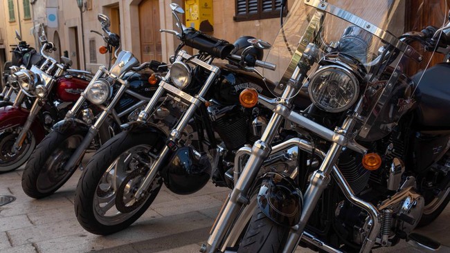 Rombongan motor gede Harley-Davidson yang menerobos lampu merah di Kuningan, Jakarta banyak mendapat cibiran dari netizen.