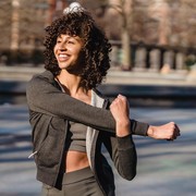 Basmi Lengan Bergelambir, Ini Dia 5 Olahraga yang Harus Kamu Lakukan di Rumah