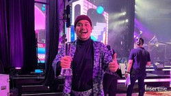 7 Potret Bahagia Indra Bekti Menang Fashionable Entertainer IFA 2023