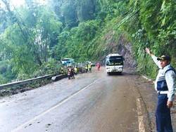 13 Jam Tertutup Longsor, Akses Malang-Kediri Kembali Dibuka