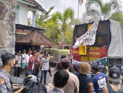 Buntut Demo-Tuduhan Minta Foto Bugil, Kades Ungga Laporkan Warganya
