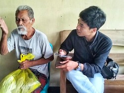 Seorang Kakek di Lombok Bawa Uang Rp 43 Juta Dalam Plastik