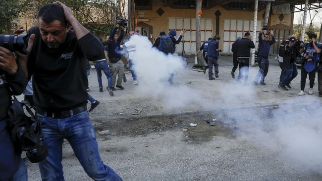 Pasukan Israel dilaporkan membunuh tiga orang diduga milisi saat merazia sebuah kamp pengungsi Palestina di Nablus, Tepi Barat, pada Minggu (22/5).