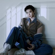 Lee Jong Suk Tampil Memukau untuk Esquire Korea Hingga Ungkapkan Apresiasi untuk IU