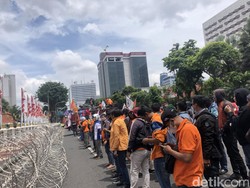 Ratusan Buruh Kobra Jatim Demo Grahadi Surabaya
