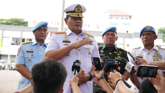 Panglima TNI Laksamana Yudo Margono memimpin rapat evaluasi Operasi SAR Pilot Susi Air yang disandera Kelompok Kriminal Bersenjata (KKB).