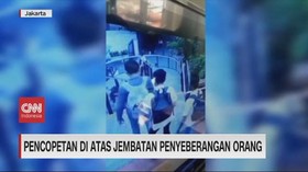 VIDEO: Pencopetan di Atas Jembatan Penyeberangan Orang