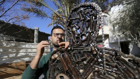 FOTO: Pesan Karya Seni Besi Rongsokan dari Gaza