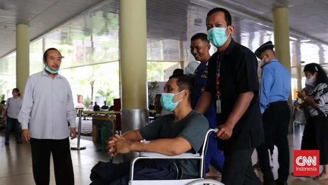 Pilot AKP Ali Nurdin dan Kopilot AKP Amos harus mendapatkan perawatan yang lebih intensif di RS Polri Kramat Jati, Jakarta agar segera pulih.