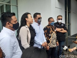 Rizal Djibran Muncul ke Publik, Temani Henny Mona Sidang
