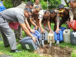 Satpol PP Bali Musnahkan 308 Liter Arak Gula Pasir dari Karangasem