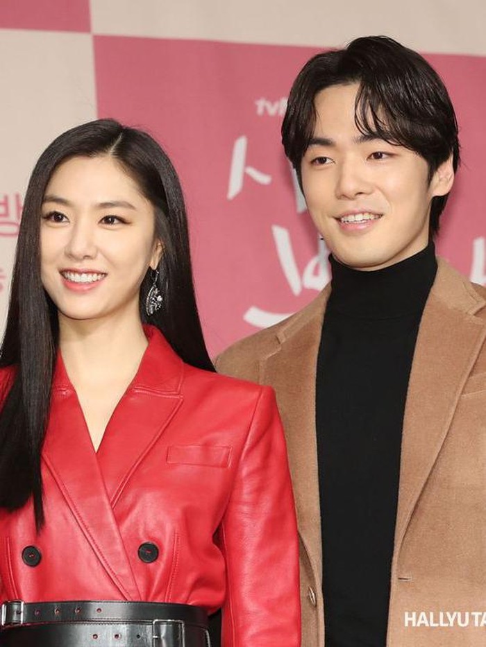 Aktris cantik yang satu ini sempat dikabarkan dekat dengan aktor Kim Jung Hyun yang juga lawan mainnya di Crash Landing on You (2021). Kendati demikian, keduanya hanya sebatas teman dekat./ Foto: pinkvilla.com