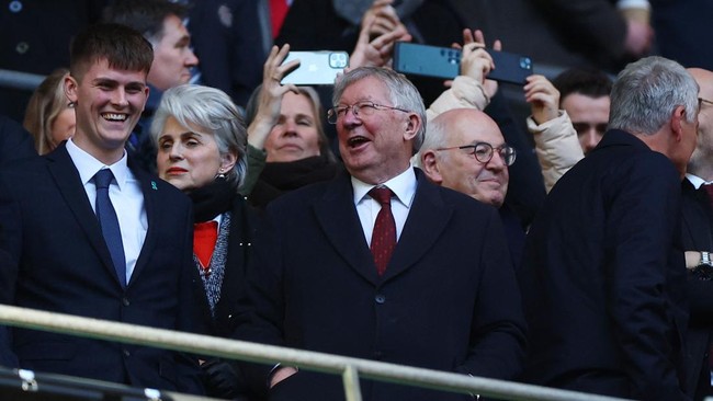 Keberadaan Manchester United di podium juara Carabao Cup 2022/2023 membuat Sir Alex Ferguson semringah dan menyanjung dua sosok sentral.