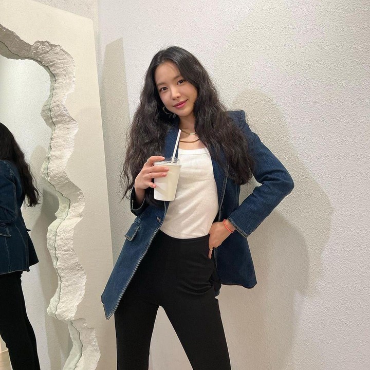 <p>Potret-potret gaya berpakaian Na Eun memang keren, ya? Menurut Bunda, OOTD Na Eun mana yang paling oke dan bisa ditiru? (Foto: Instagram @marcellasne_)</p>