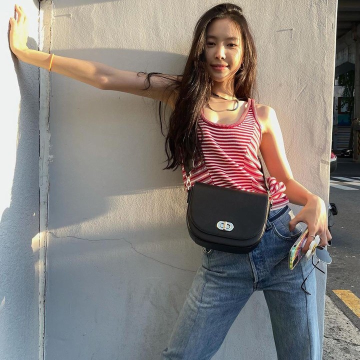 <p>Dari postingan-postingan tersebut, Na Eun juga menarik perhatian gaya berpakaian alias OOTD nih, Bunda. Kerap kali, wanita berusia 29 tahun ini dipuji stylish. (Foto: Instagram @marcellasne_) <br /><br /></p>