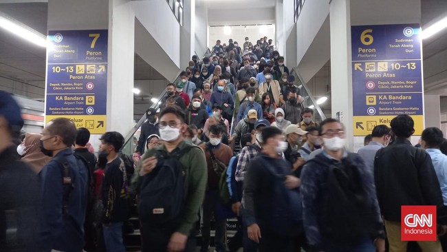 Stasiun Manggarai merupakan salah satu yang tersibuk di Indonesia karena merupakan pusat transit untuk pelaku komuter yang menggunakan KRL Jabodetabek.