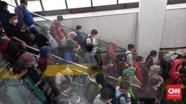 Eskalator yang menghubungkan peron 11/12 jalur Bogor di Stasiun Manggarai tiba-tiba berubah arah ke bawah dan membuat banyak penumpang KRL jatuh.