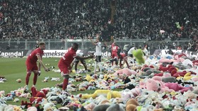 FOTO: Hujan Boneka di Markas Besiktas, Solidaritas untuk Korban Gempa