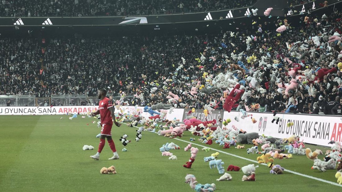 FOTO: Hujan Boneka di Markas Besiktas, Solidaritas untuk Korban Gempa