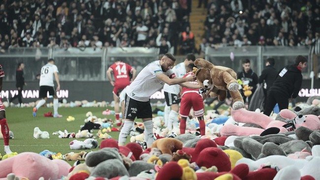 FOTO: Hujan Boneka di Markas Besiktas, Solidaritas untuk Korban Gempa