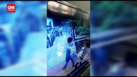 VIDEO: Momen Aksi Pencopetan di JPO Phinisi Jakarta Terekam CCTV