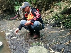 Keluarga Gelar Larung Sarung Demi Temukan Bocah Malang Hanyut di Selokan