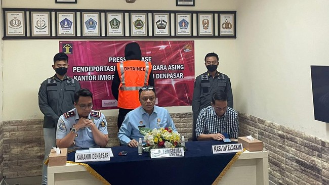 WNA asal Rusia ditangkap pihak Imigrasi Denpasar, Bali, karena menyalahgunakan izin tinggal dengan melakukan kegiatan sebagai fotografer.
