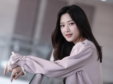 img-title Tampil di Paris Fashion Week, Moon Ga Young Pakai Baju Transparan