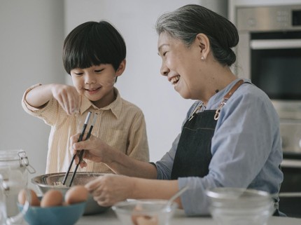 Benarkah Anak yang Dititipkan ke Nenek Cenderung Manja? Ini Kata Psikolog