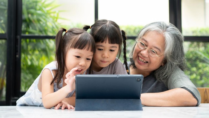 9 Dampak Psikologis Anak Diasuh Nenek dan Kakeknya
