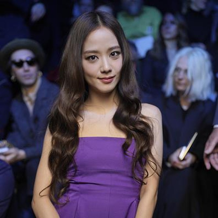 <p>Penampilannya di Vogue Prancis juga menorehkan sejarah baru. Ini karena wanita kelahiran 3 Januari 1995 ini menjadi perempuan Asia pertama yang mengisi sampul majalah Vogue Prancis edisi Maret 2023 pada 22 Februari lalu. (Foto: Getty Images)</p>