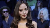 <p>Penampilannya di Vogue Prancis juga menorehkan sejarah baru. Ini karena wanita kelahiran 3 Januari 1995 ini menjadi perempuan Asia pertama yang mengisi sampul majalah Vogue Prancis edisi Maret 2023 pada 22 Februari lalu. (Foto:&nbsp;Getty Images)</p>