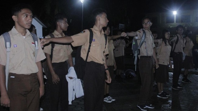 Pengurus perhimpunan guru dan pengamat pendidikan mempertanyakan kajian akademis yang membuat Pemprov NTT meminta murid masuk sekolah di pagi buta.