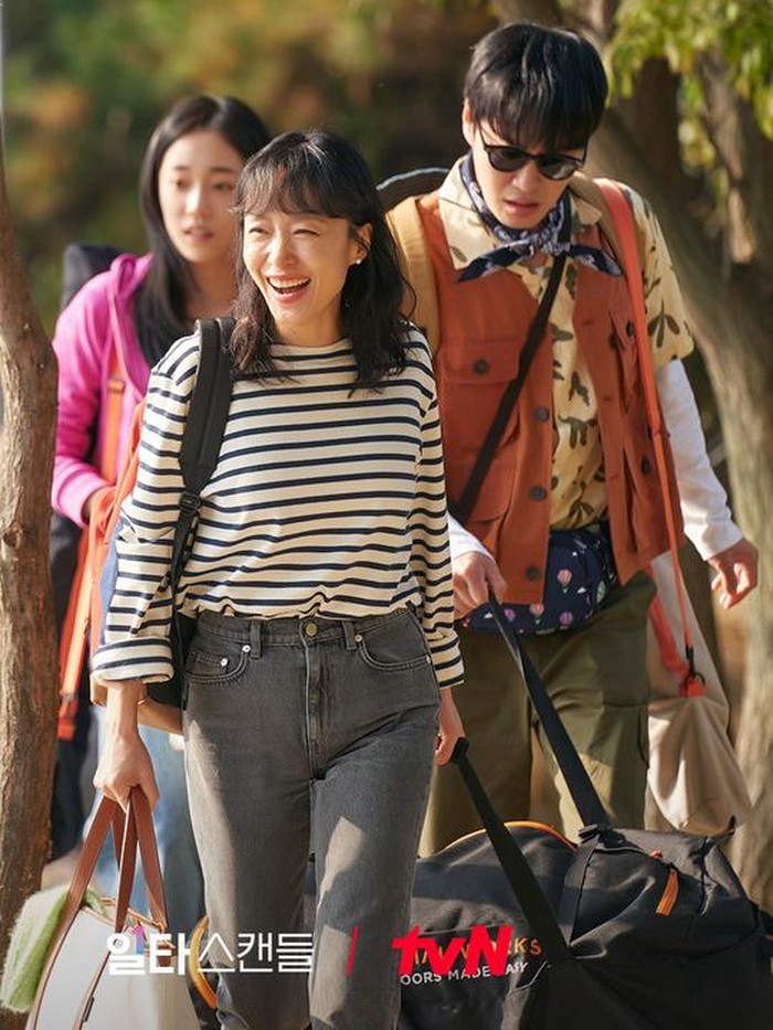 Berbeda dari 'ibu warteg' pada umumnya yang lebih memilih tampil simpel, Nam Haeng Seon tetap fashionable dengan ciri khasnya sendiri. Yup, ibu dari Nam Hae E ini kerap menggunakan celana denim yang dipadukan dengan kaos atau kemeja./ Foto: instagram.com/tvn_drama/
