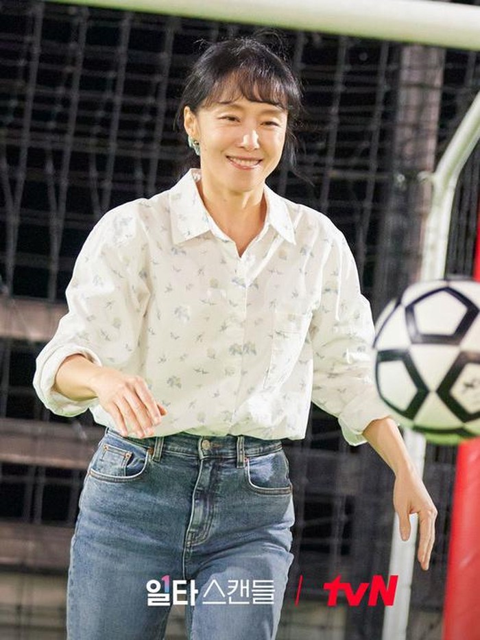 Ciri lain dari ibu-ibu yang dulunya mantan atlet ini sering memakai baju bermotif, seperti bunga. Untuk menunjukkan karakter yang rapi, ia memasukkan blouse atau kaos tersebut ke dalam celana./ Foto: instagram.com/tvn_drama/
