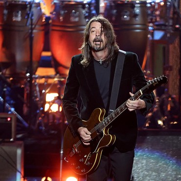 Dave Grohl Foo Fighters Tuai Pujian Usai Masak dan Beri Makan 500 Tunawisma