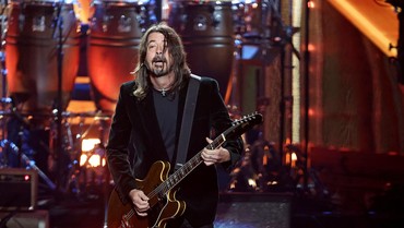 img-title Dave Grohl Foo Fighters Tuai Pujian Usai Masak dan Beri Makan 500 Tunawisma