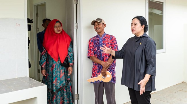 Ketua DPR RI, Puan Maharani, secara simbolis menyerahkan kunci rumah bantuan huntap bagi korban gempa Cianjur, Rabu (1/3).
