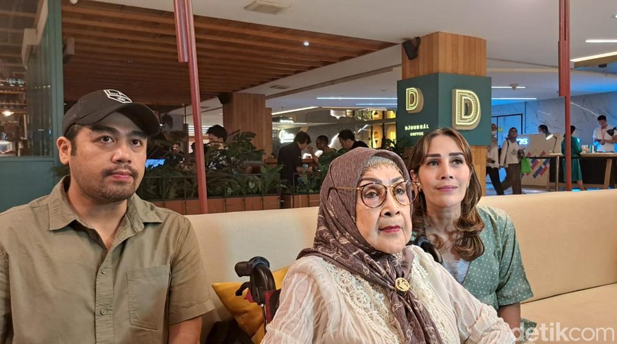 Ferry Irawan Ibunda bersama kakak-kaka Ferry Irawan.