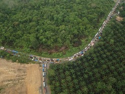 Kondisi Terkini Lalu Lintas Jalinsum Jambi yang Macet 22 Jam