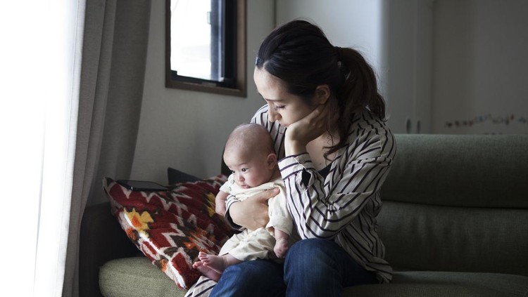 Ilustrasi Penyebab Ibu Baru Alami Kecemasan A mother is tired from child rearing.