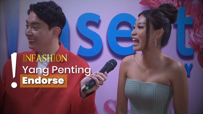 Patricia Gouw Setia Kenakan Baju Rancangan Yogi Pratama