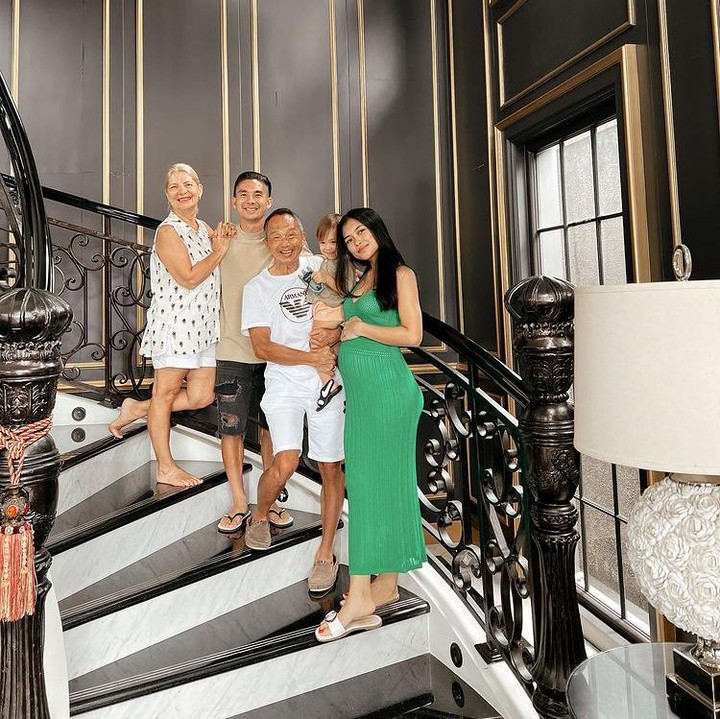 <p>Dalam akun Instagram miliknya, Elisa kerap menggunggah foto baby bump kehamilan keduanya. Salah satunya potret dibagikan Bunda satu anak ini saat berkumpul dengan keluarga suaminya, pesepak bola Kim Kurniawan. (Foto: Instagram @elisaanovia)</p>