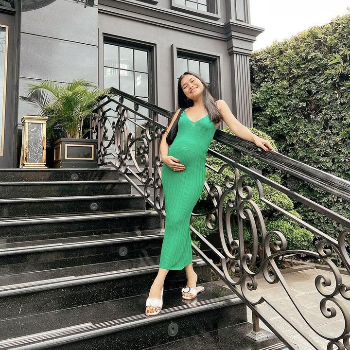 <p>Elisa pertama kali mengumumkan kabar kehamilannya pada awal Februari lalu, Bunda. Ia mengunggah video yang memperlihatkan sang suami tengah mencium baby bump kehamilannya di dalam air di kolam renang. "Here we grow again! Baby no #2 in the oven," tulisnya. (Foto: Instagram @elisaanovia)</p>